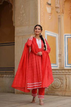 bandhni calf length cotton woven women's kurta pant dupatta set - red