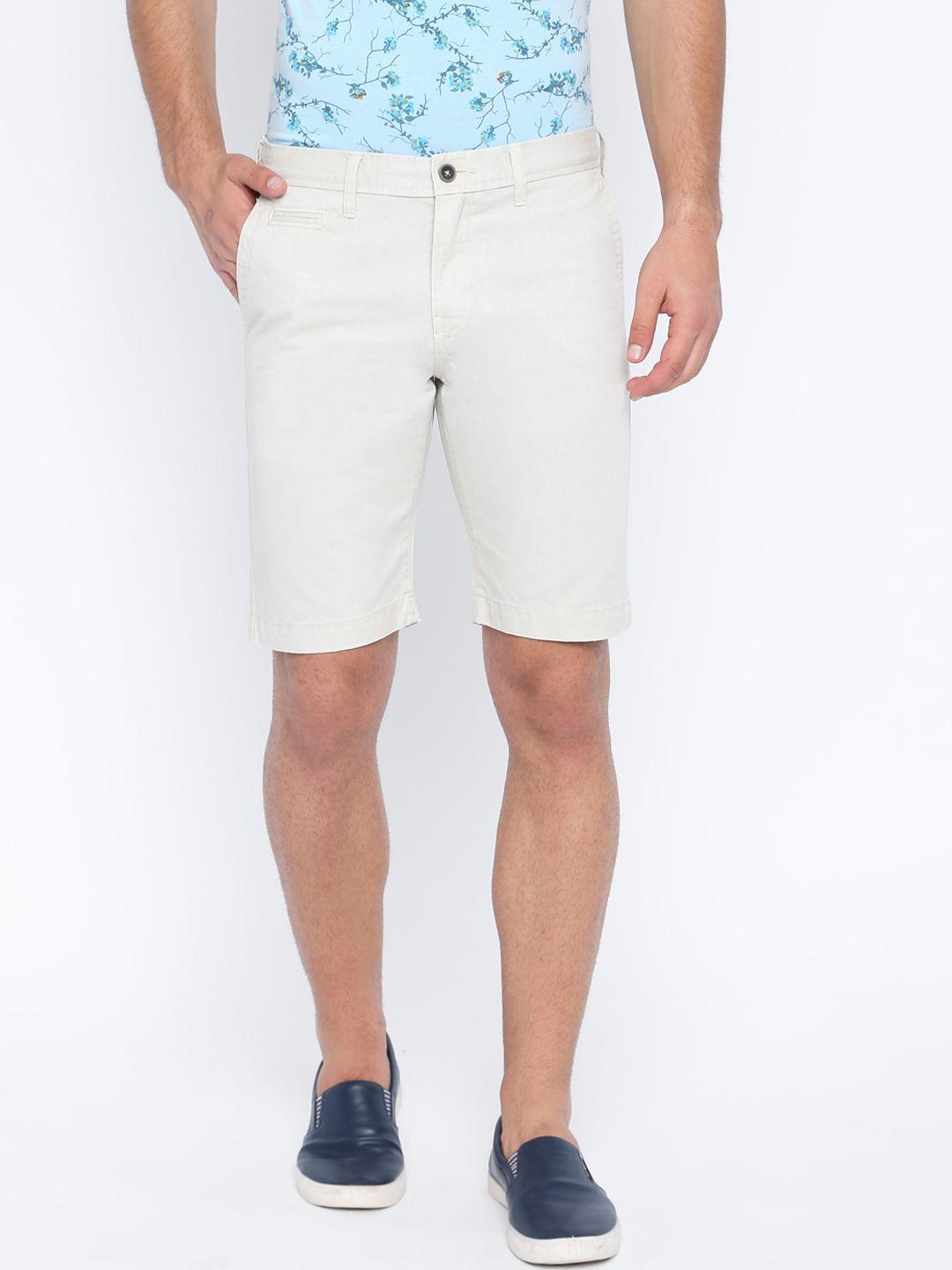 basics men off-white solid regular fit shorts