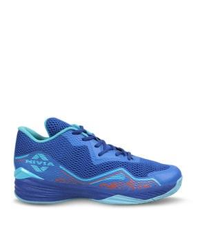 basketball shoes with lace fastening