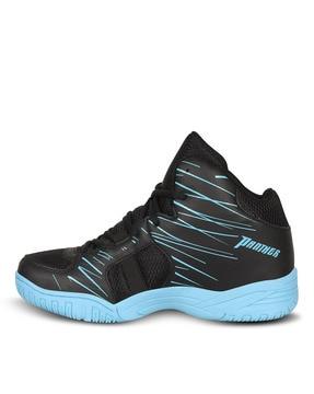 basketball shoes with lace fastening