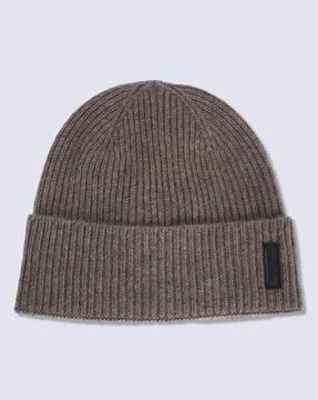 beanie with logo detailing