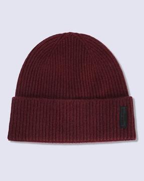 beanie with logo detailing