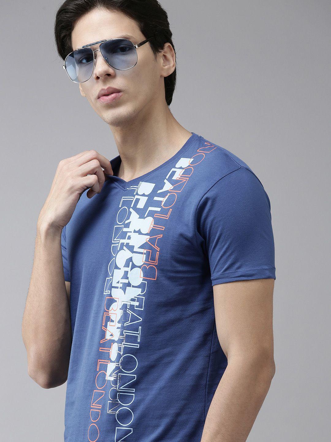 beat london by pepe jeans men blue & white pure cotton typography print  slim fit t-shirt