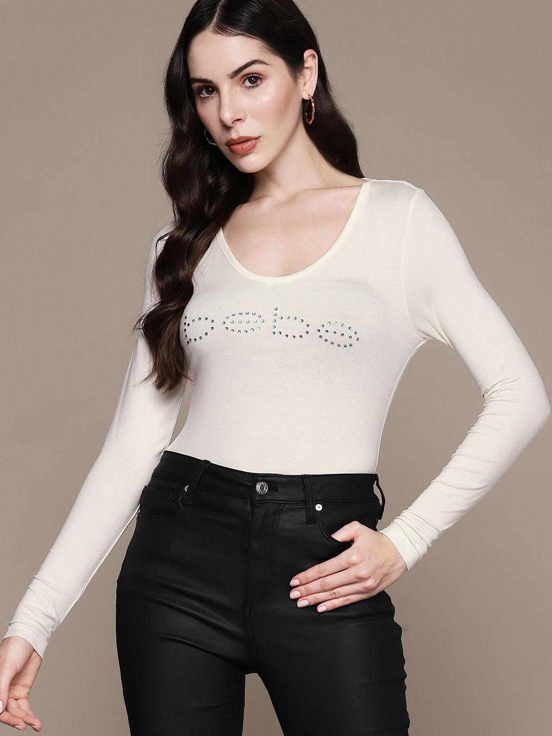 bebe season staples brand logo embellished v-neck fitted top