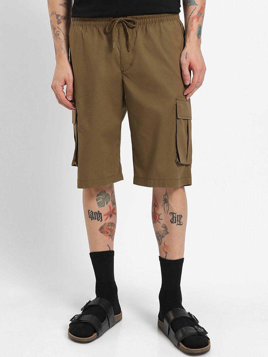 bewakoof men brown mid-rise pure cotton cargo shorts