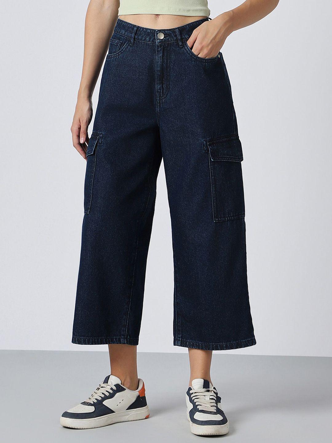 bewakoof-women-blue-straight-fit-clean-look-cropped-cotton-cargo-jeans