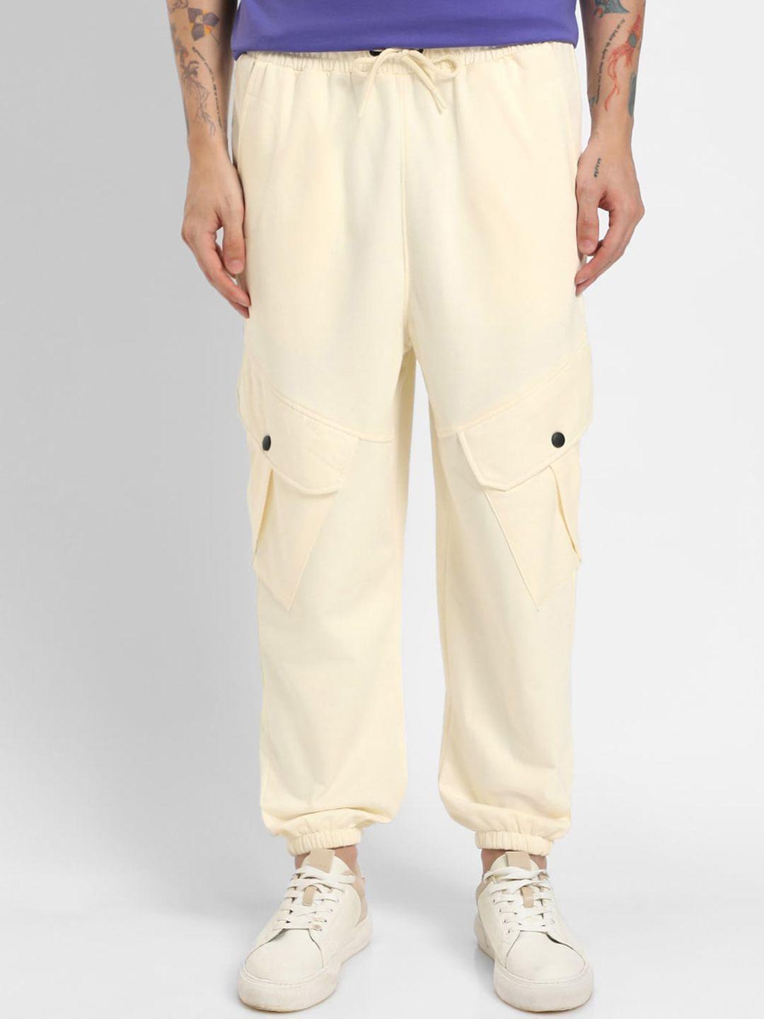 bewakoof men beige air 1.0 loose fit joggers