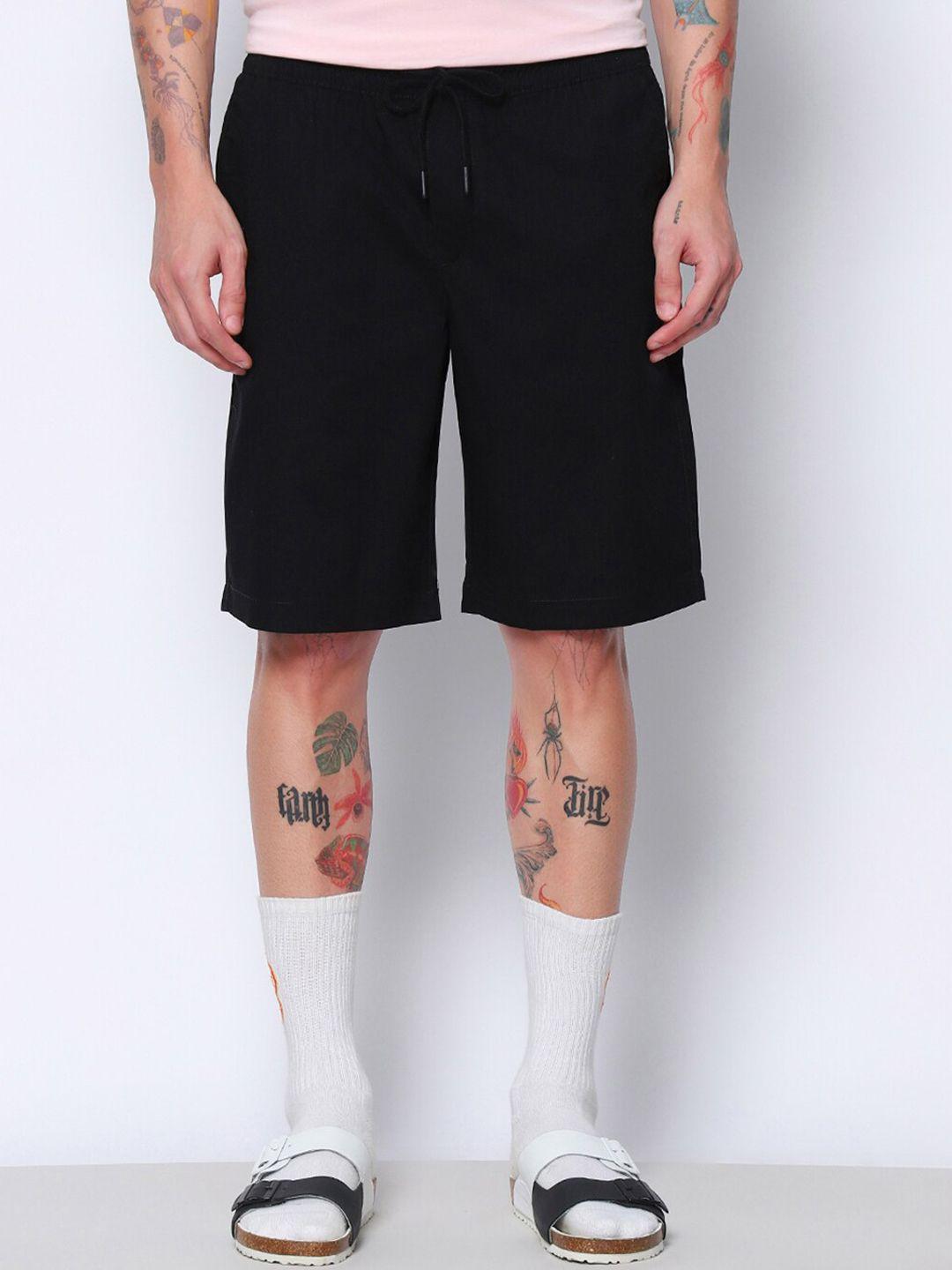 bewakoof men black mid-rise pure cotton shorts
