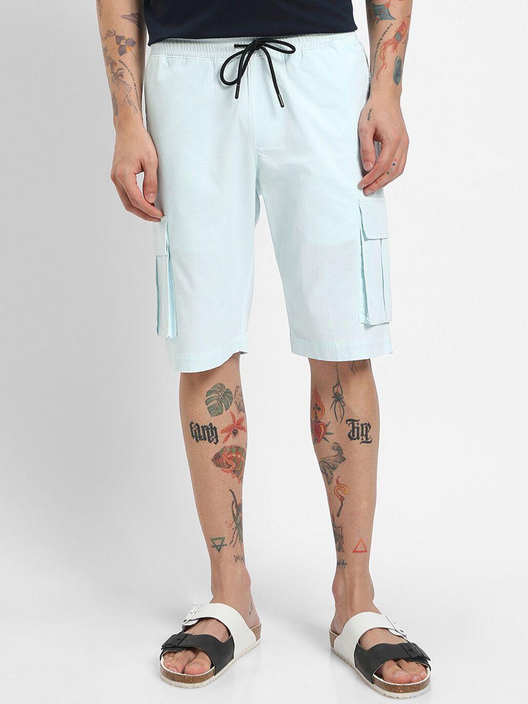 bewakoof men blue cotton cargo shorts