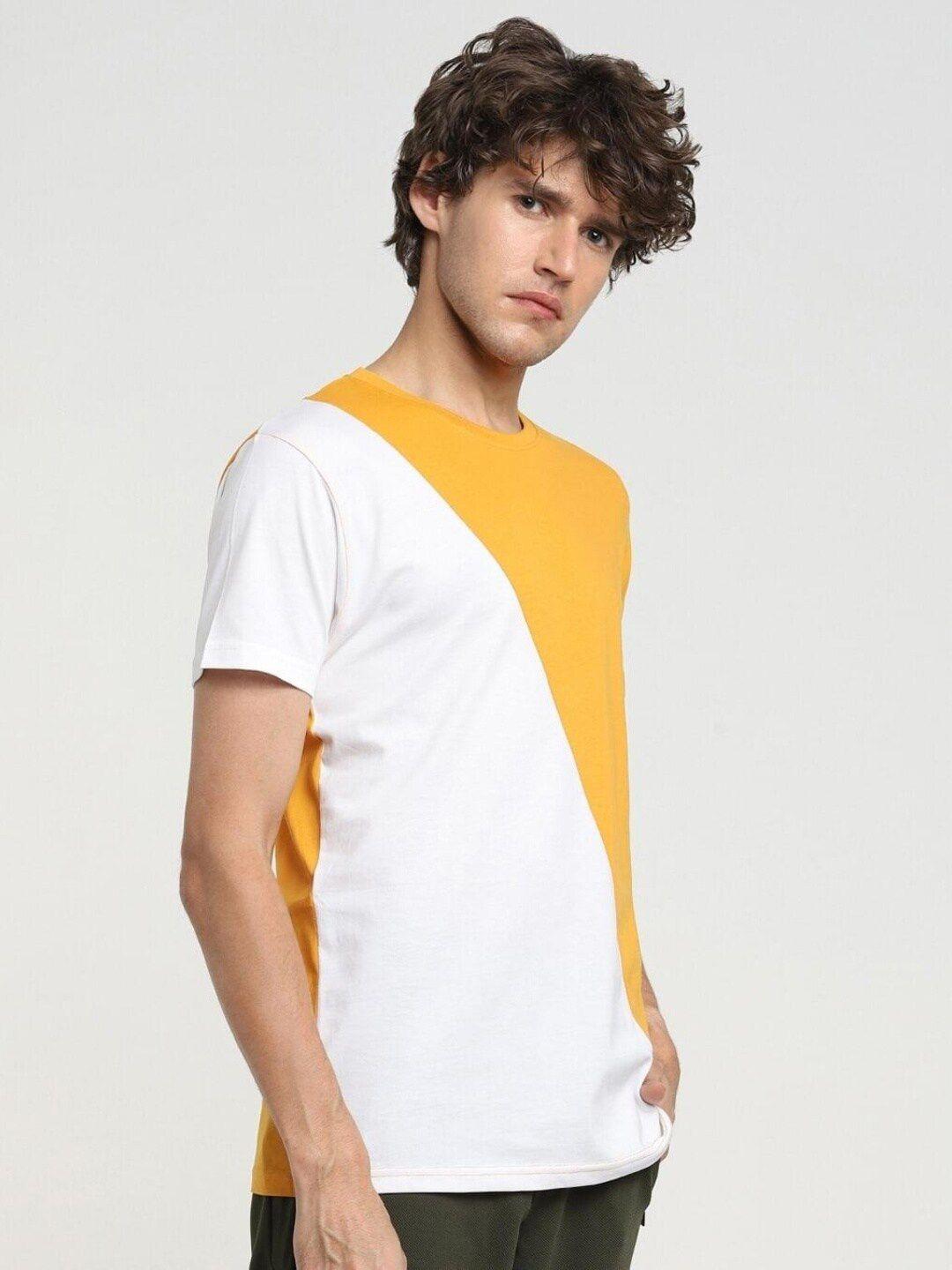 bewakoof men colourblocked cotton t-shirt