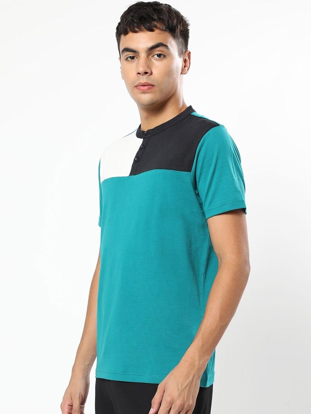 bewakoof men colourblocked henley neck cotton t-shirt