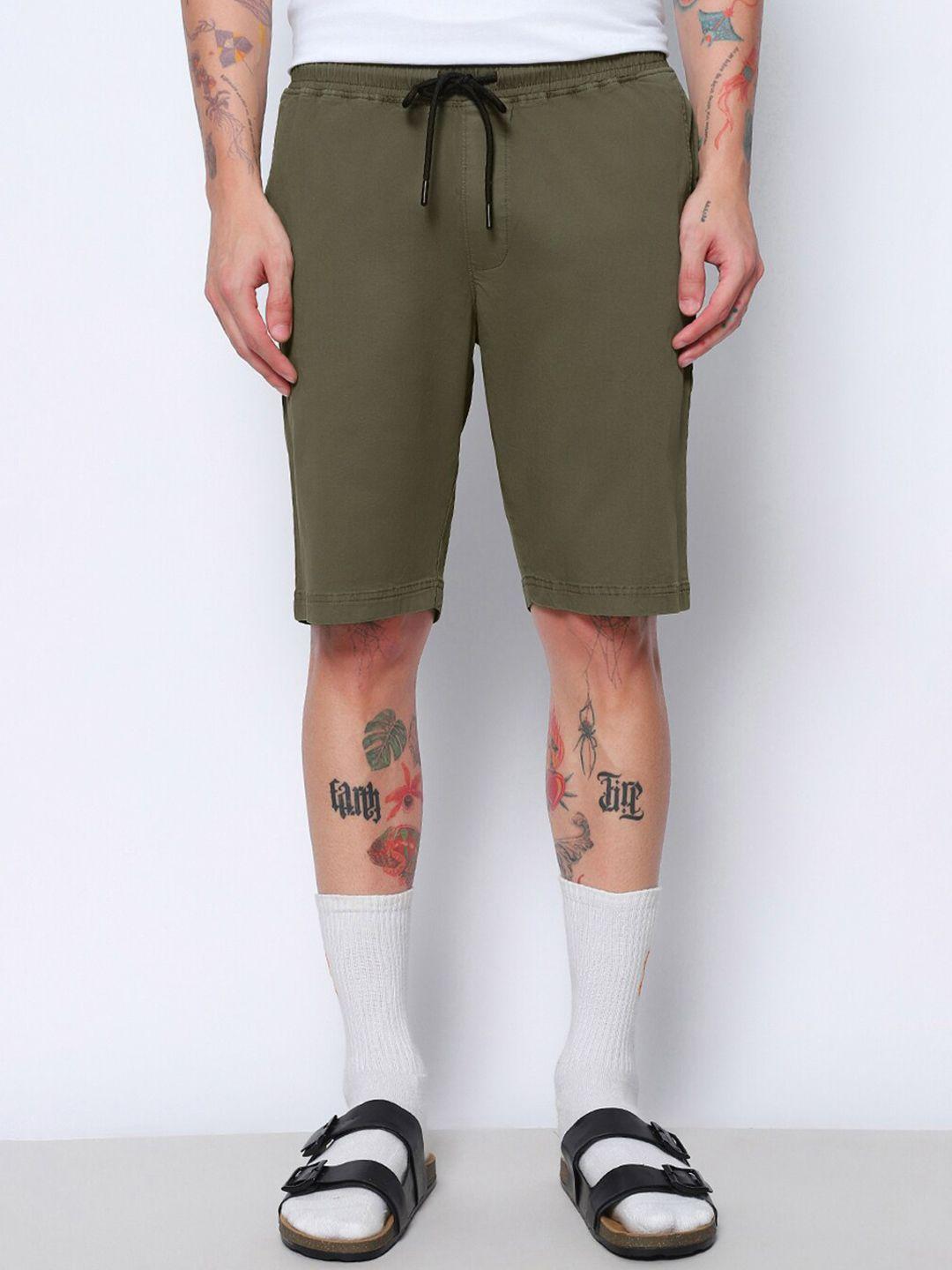 bewakoof men green mid-rise cotton shorts