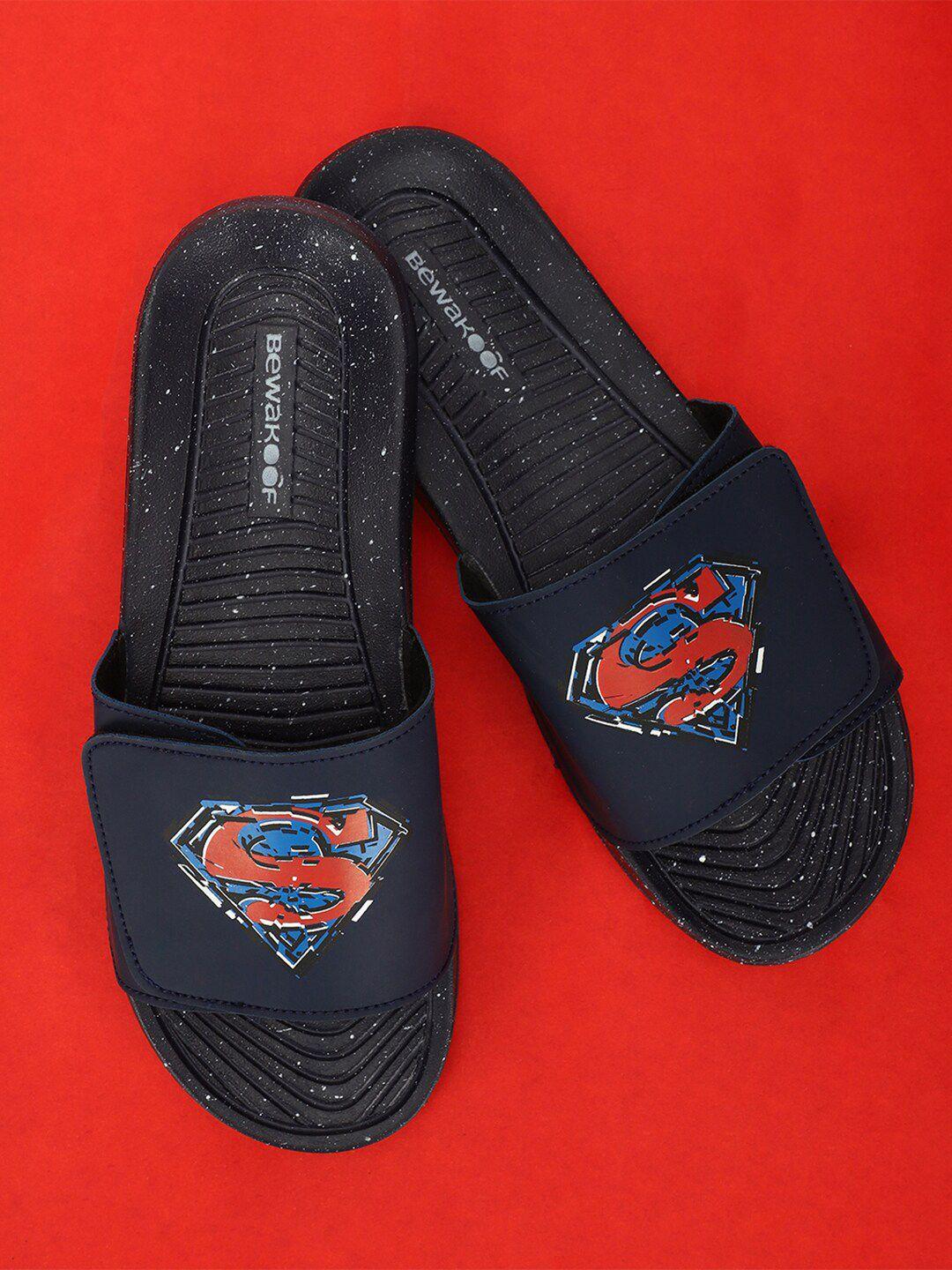 bewakoof men navy blue & red superman printed rubber sliders