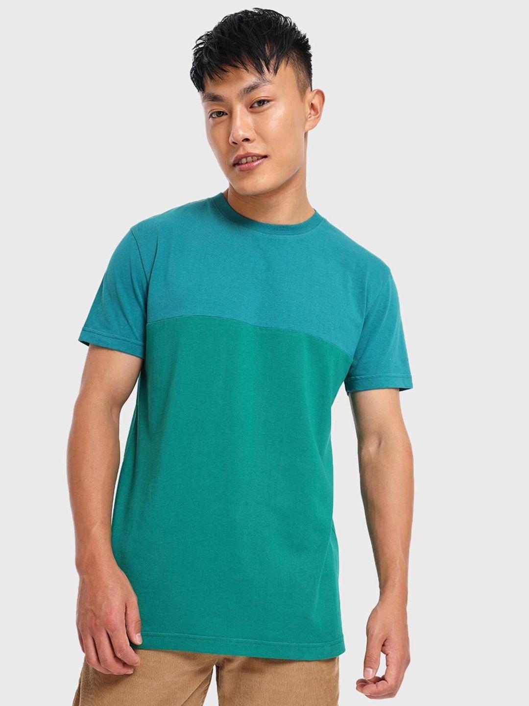 bewakoof men turquoise blue colourblocked cotton t-shirt
