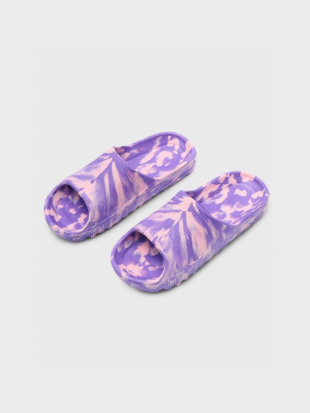 bewakoof women printed rubber sliders