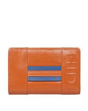bi-fold wallet with magnetic closure