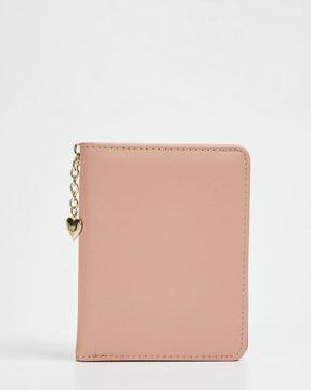bi-fold wallet with snap closure