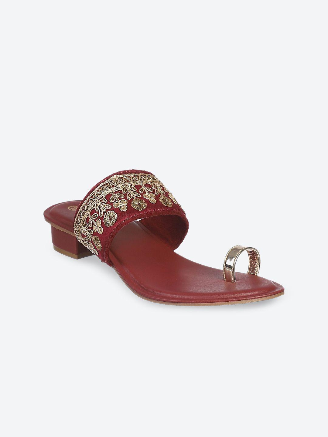 biba women maroon embellished ethnic one toe flat