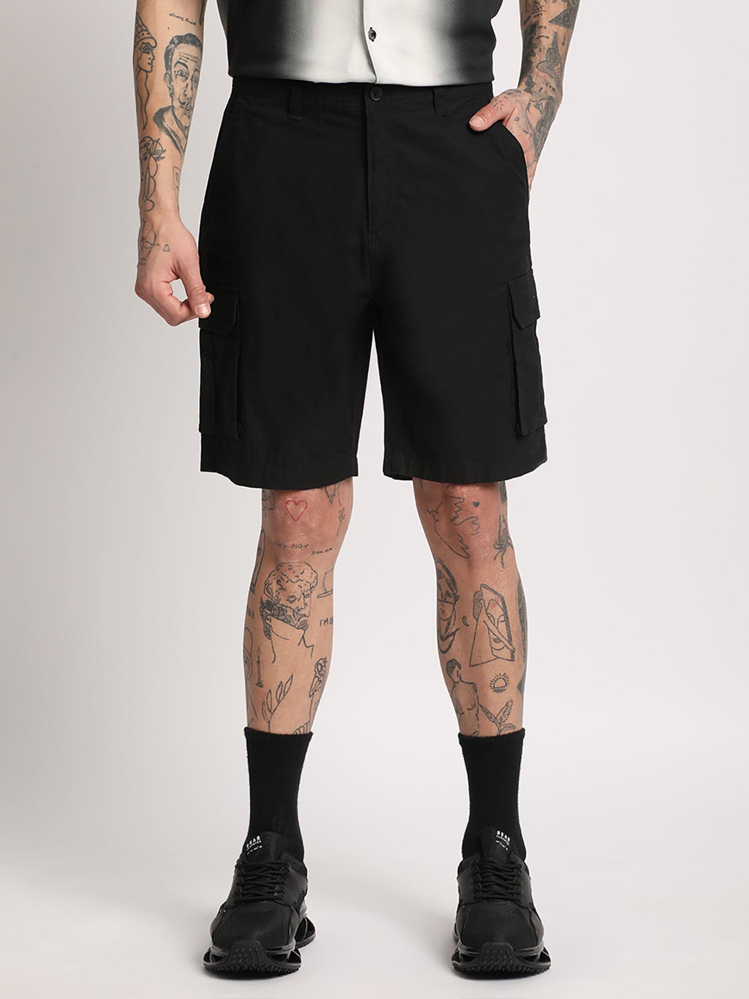 black mid rise solid cargo shorts for men