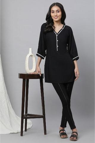 black solid casual 3/4th sleeves v neck women regular fit tunic