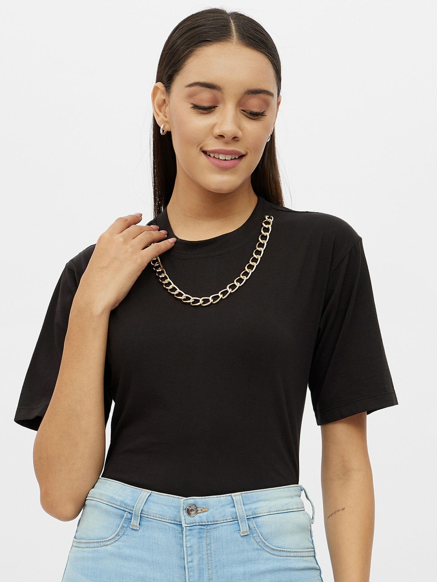 black casual t-shirt