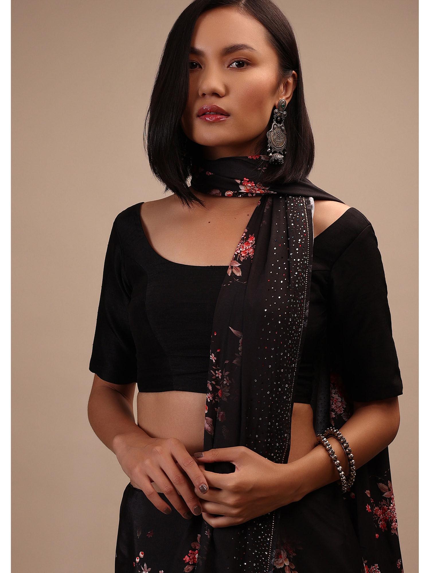 black half-sleeveless blouse in scallop neckline