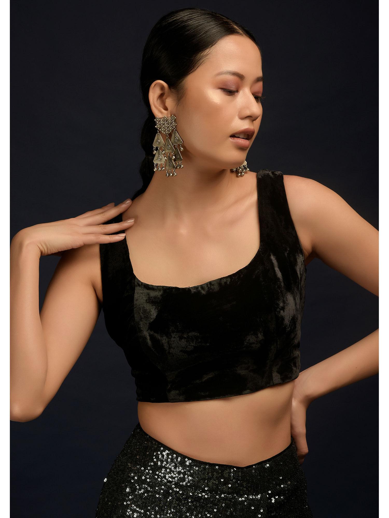 black sleeveless blouse in velvet with scooped neckline