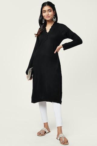 black solid winter wear full sleeves v neck women regular fit winterwear kurta