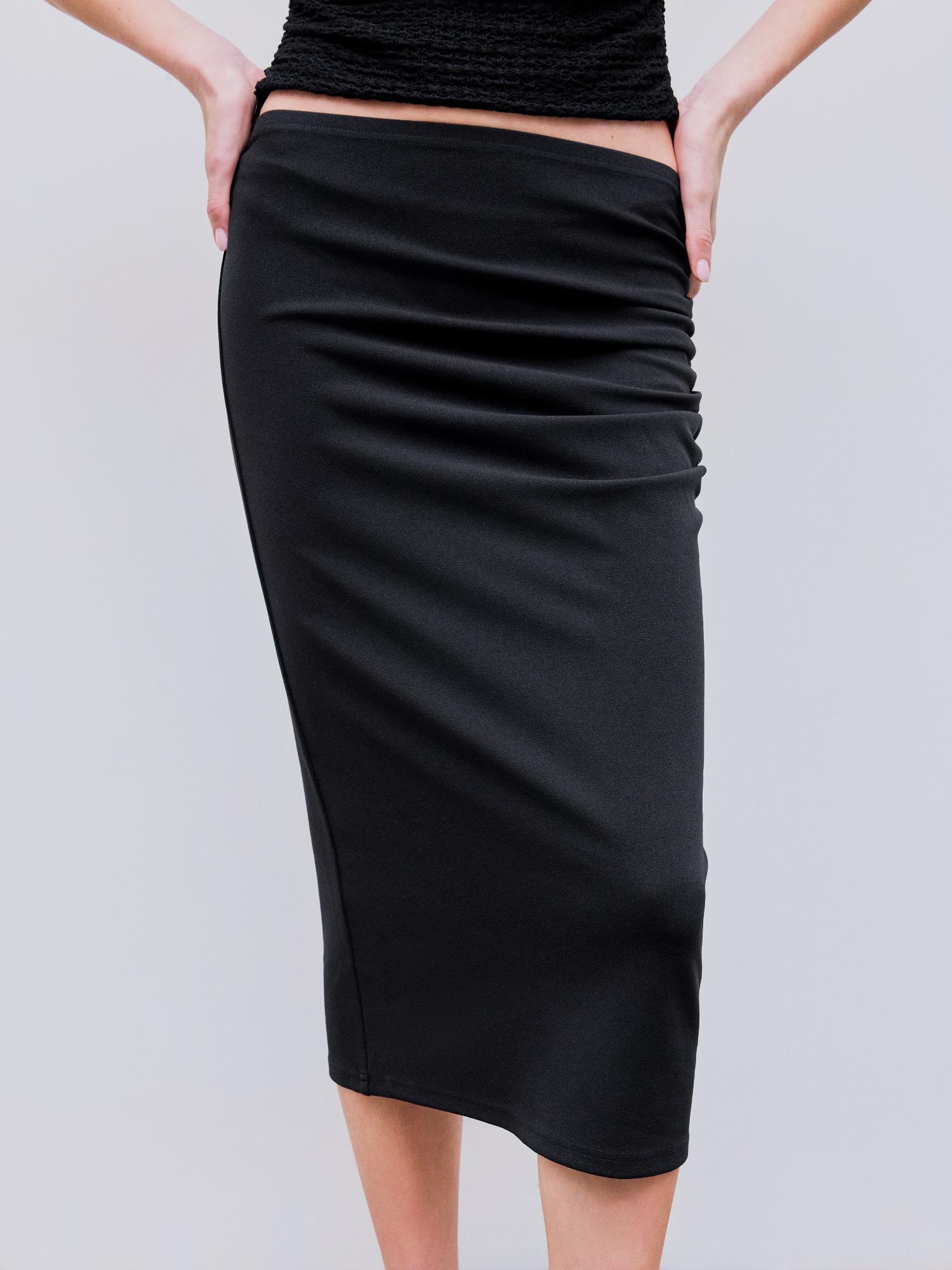 black woven mid rise solid ruched midi skirt