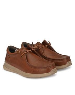 boat shoes with elastic detail