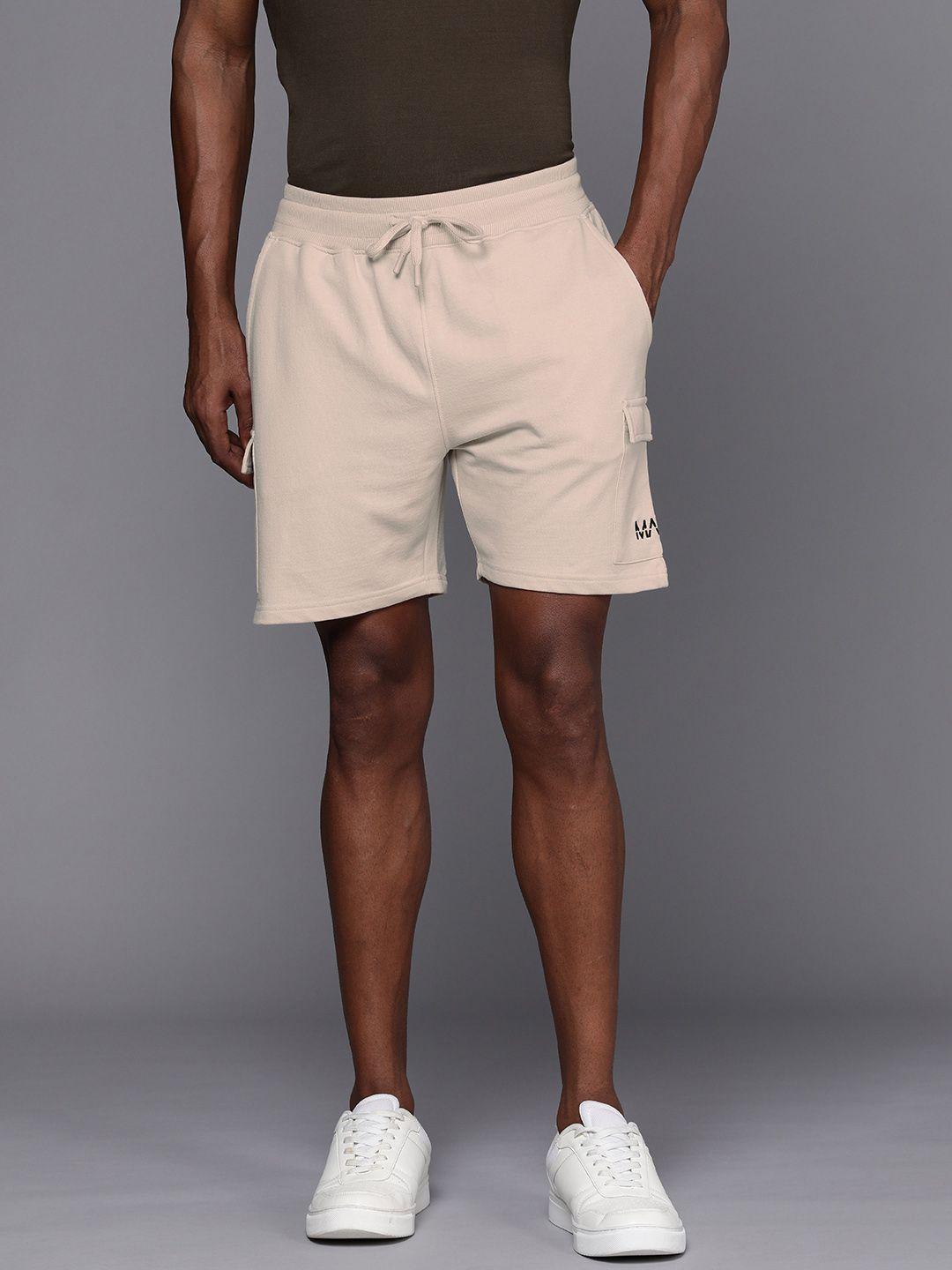 boohooman-men-mid-rise-solid-cargo-shorts