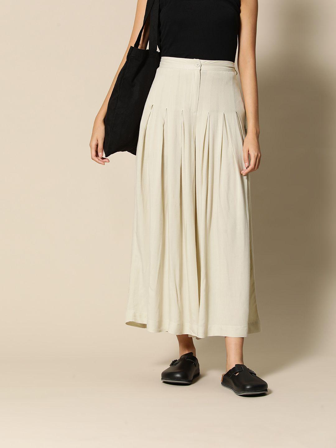 bower women off-white solid mid-rise pleated flared trousers with pockets