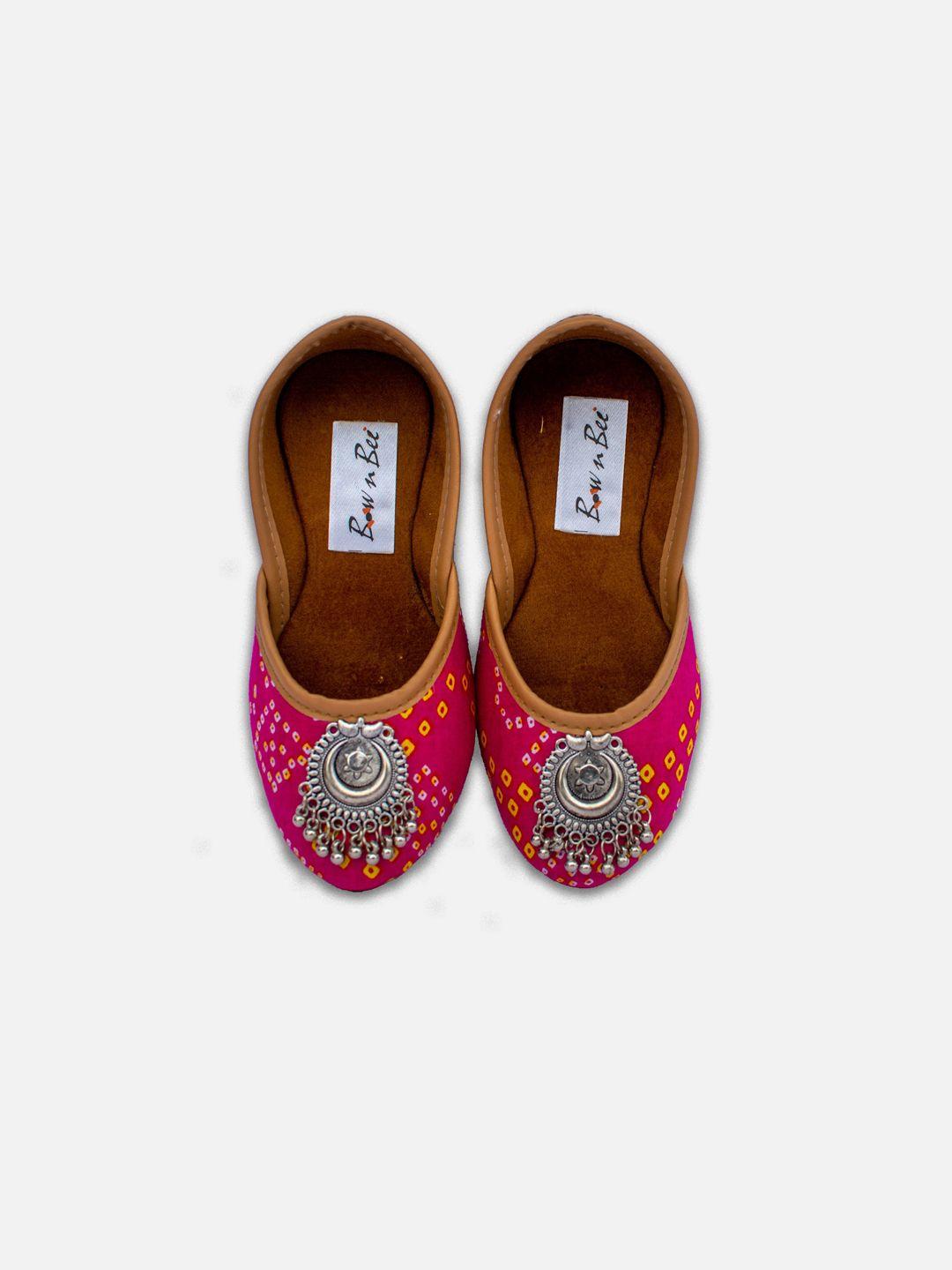 bownbee girls bandhani printed embellished ethnic mojaris