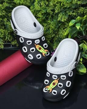 boys graphic print sling-back clogs with cut-outs