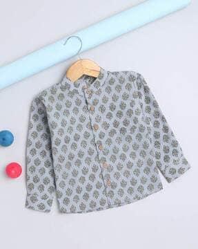boys printed regular fit shirt with cuffed sleeves