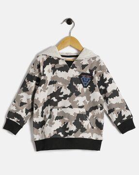 boys camouflage print regular fit hoodie with full sleeves