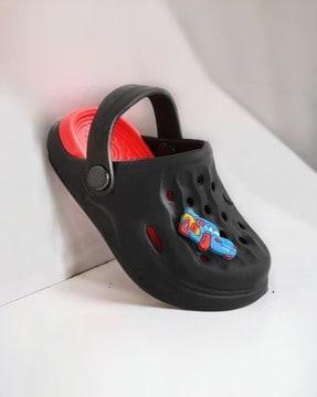 boys regular fit round-toe slingback clogs with applique