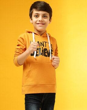 boys typographic print regular fit hoodie with kangaroo pocket