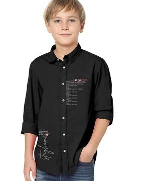 boys typographic print regular fit shirt with spread collar