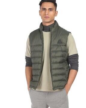 brand print gillet with zip pockets
