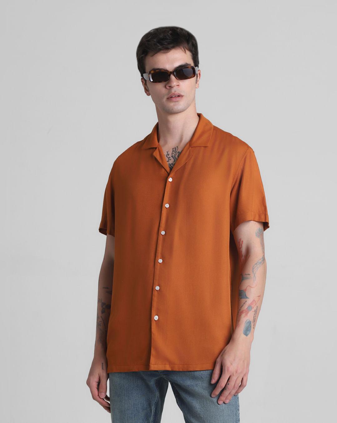 brown short sleeves shirt