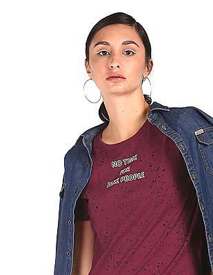 burgundy ribbed neck printed t-shirt