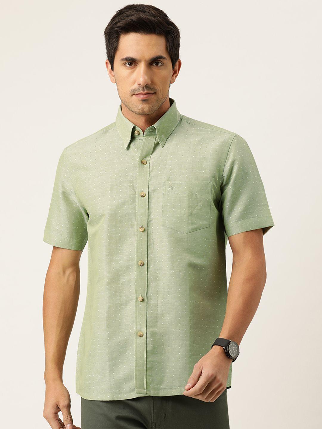 burnt umber men green & white regular fit printed casual shirt