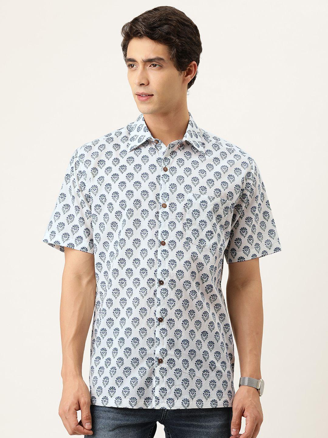 burnt umber men white & navy blue regular fit printed casual shirt