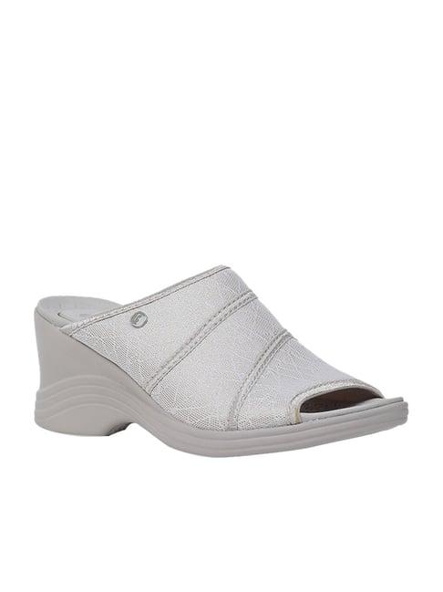 bzees by naturalizer women's huggable grey casual wedges