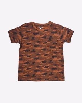 camo print round-neck t-shirt with patch pocket