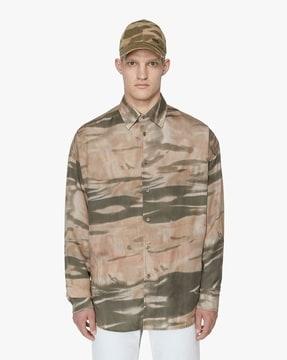 camo print shirt with drop-shoulder sleeves