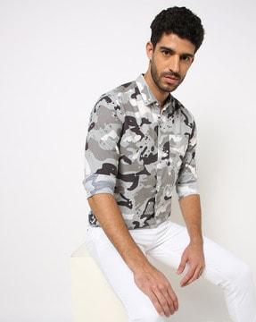 camo print slim shirt with patch pocket