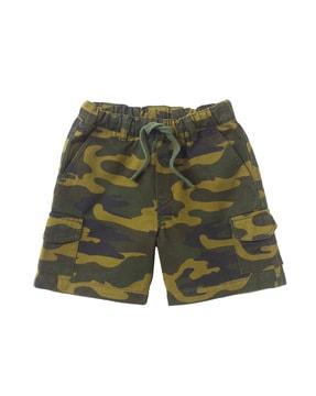 camouflage print cargo shorts with pockets