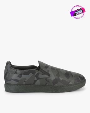 camouflage print low-top sneakers